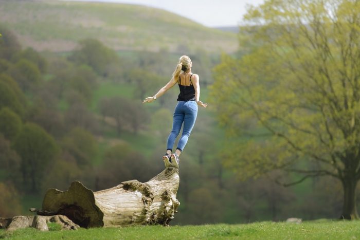 Moi, en train de chercher l'inspiration sur un tronc d'arbre, en mode narmol